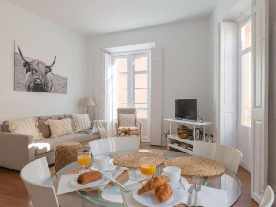 Chic Casa Cathedral At Calle Fresca 2-Bedroom Apartment In Malaga City Center Exterior foto